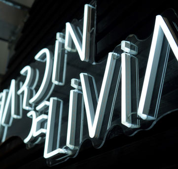 Grande exposition de salon de jardin, ensemble repas outdoor, cuisine extérieure de luxe, parasols, Luminaires extérieurs.