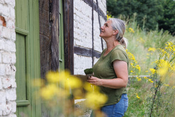 Aussi appelée «peinture suédoise», «à l'ocre» ou «au blé», c'est une peinture traditionnelle qui se cuisine à base de farine, d'eau, de pigments naturels. Si vous êtes intéressé pour participer à un stage ou chantier, je vous invite à me contacter : info@ingridbaudoin.be