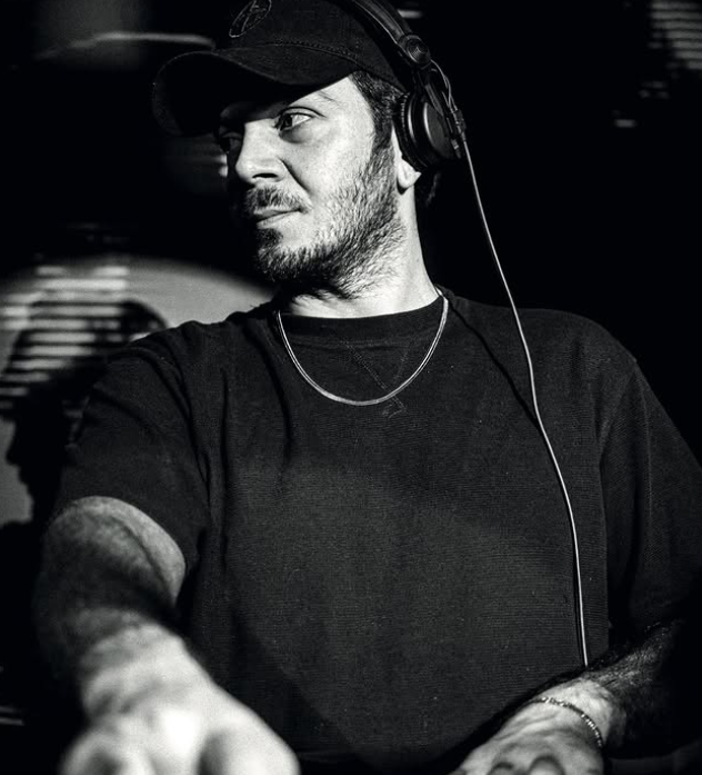 Elektronik müzik ajansı bünyesinde kulaklıklı DJ performansı