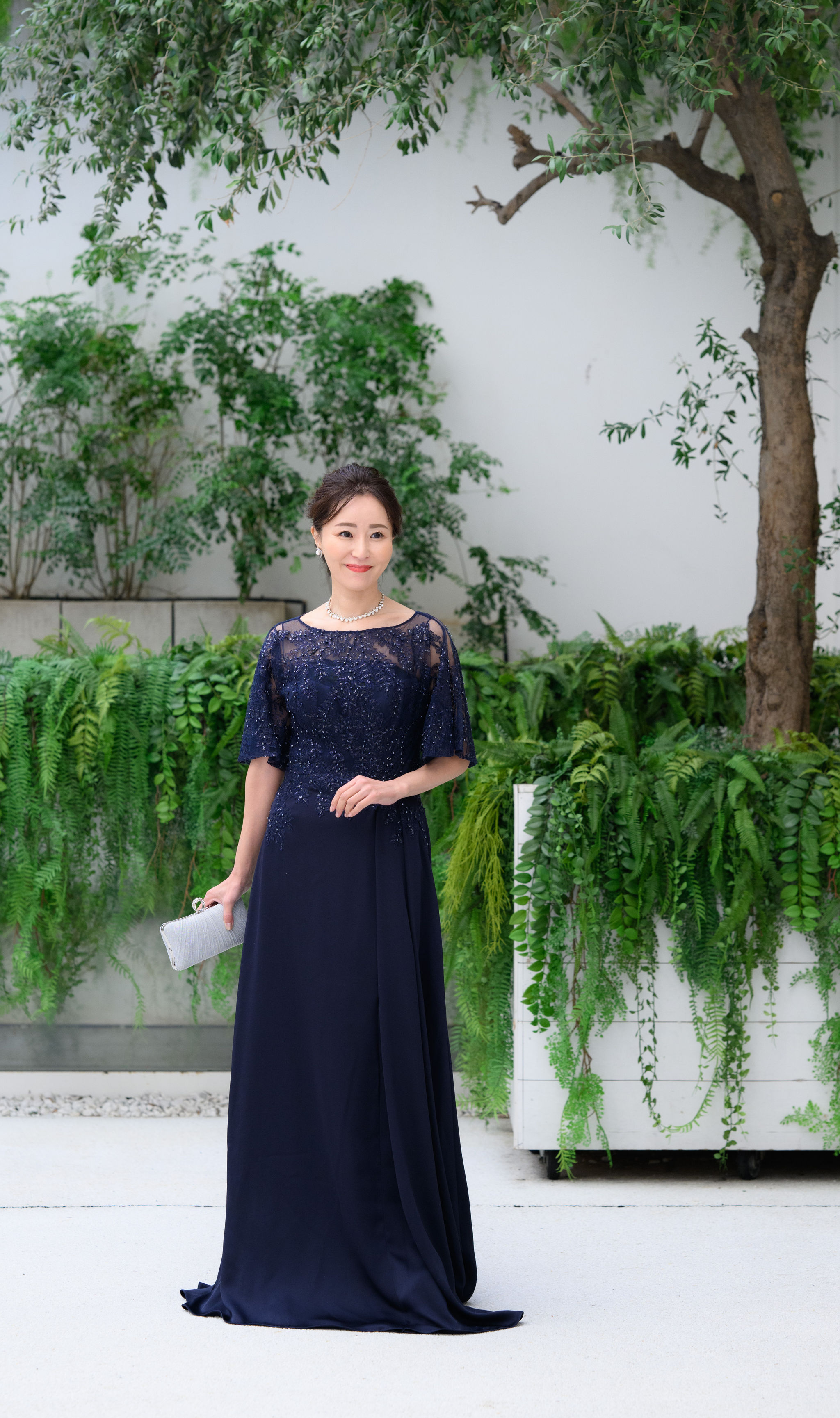 黒留袖に代わる洋装として安心してお召しいただける、落ち着いた紺色の正礼装レンタル