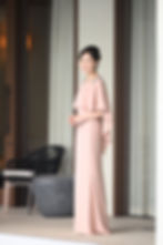 甘すぎない上品な優しいピンク色が、大人の女性の可憐さを引き出すマザーズドレス