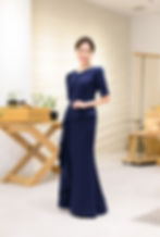 結婚式で新郎新婦の母親が着用するマザーズドレスMo-178。レースを使わないシンプルで都会的な全身写真。