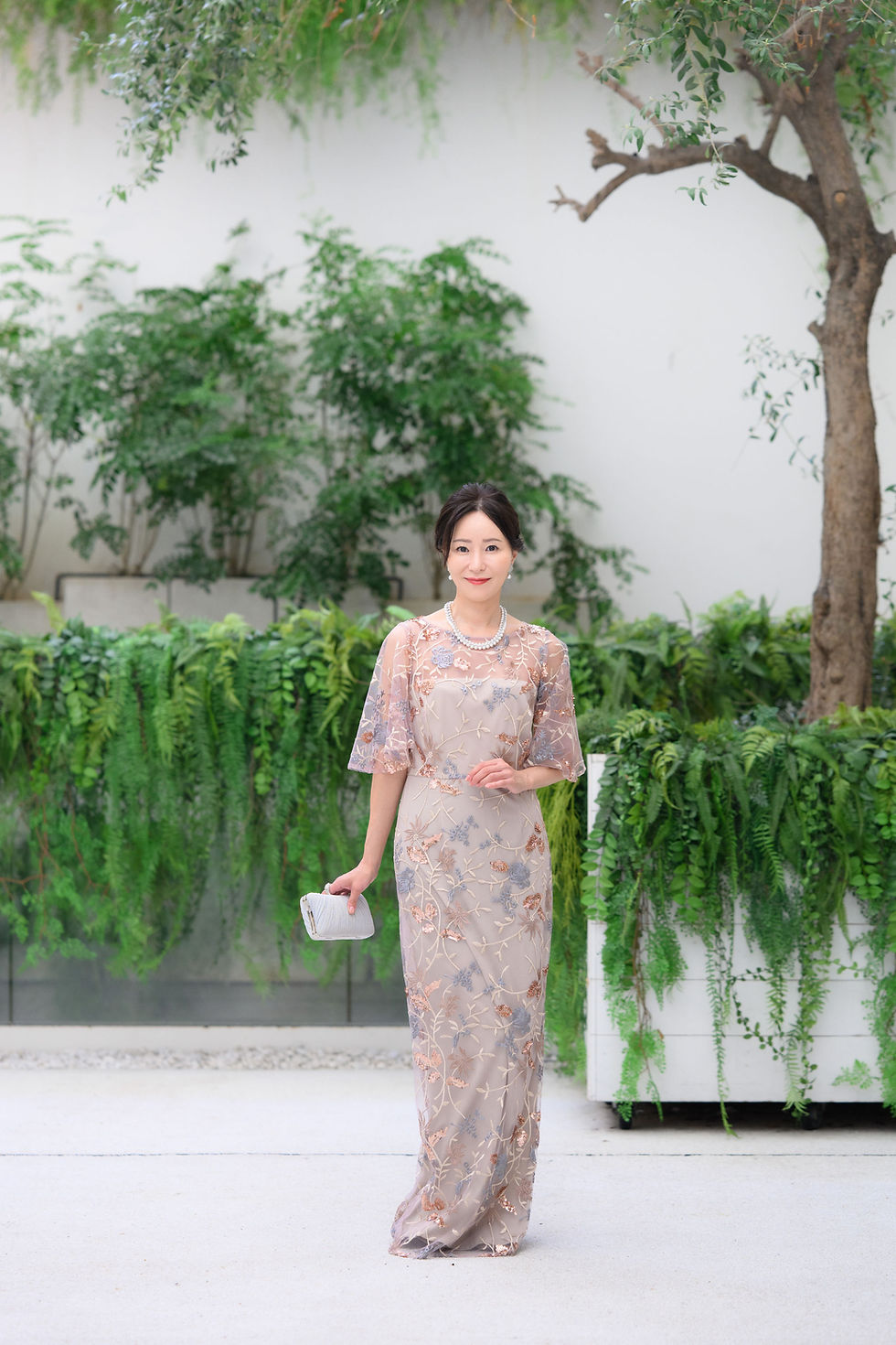 サムネイル： ザ・ランウェイの「刺繍レーススリーブ ベージュピンクドレス」：新郎新婦の母のための祝宴衣装