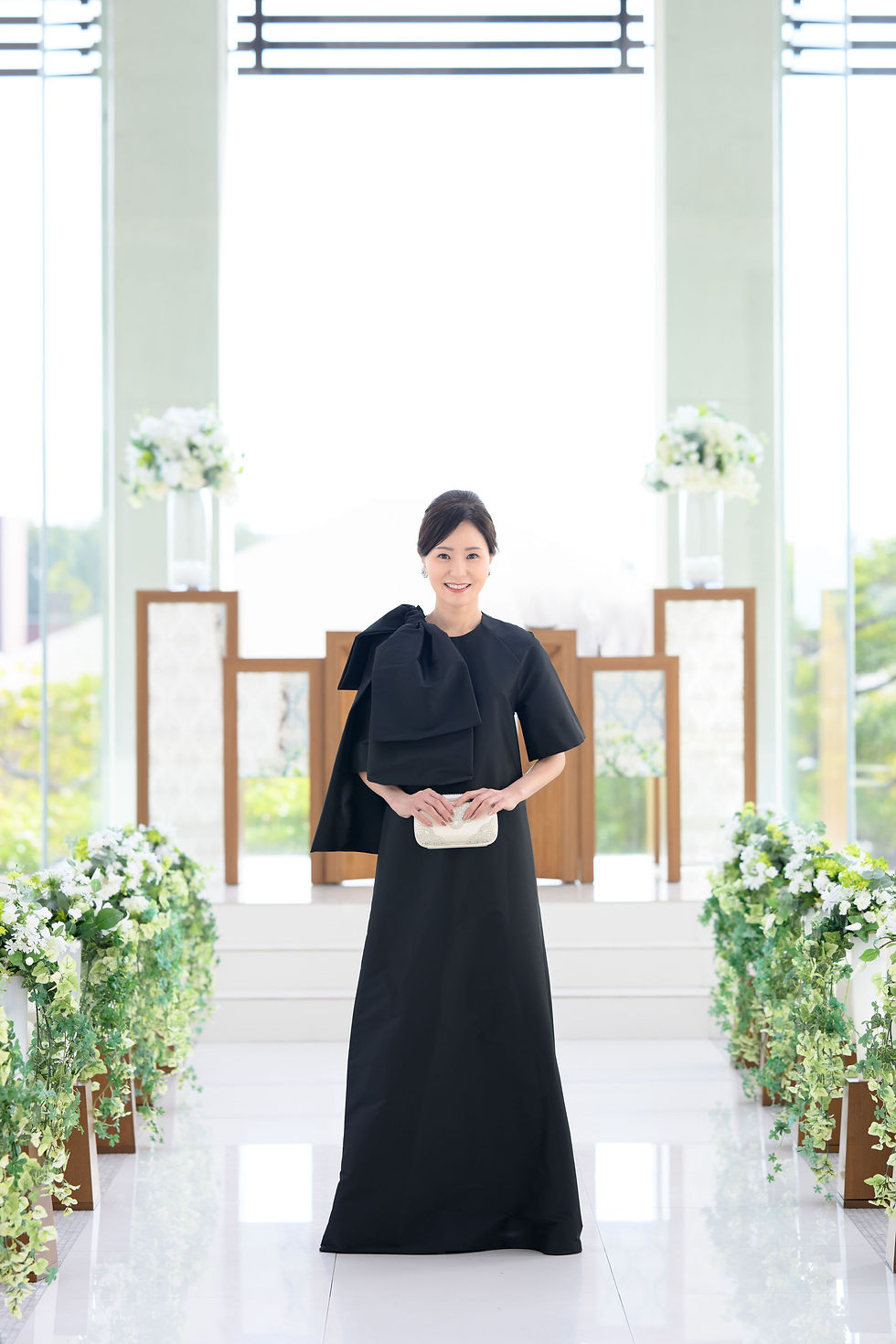 サムネイル： 東京のレンタルマザーズドレス。50代・60代の母親向け、地味にならないモダンな黒ドレス。