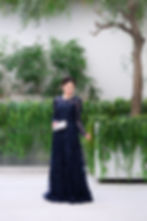 新郎新婦のお母様ドレスに相応しいネイビーの長袖でしっかり手首までカバー