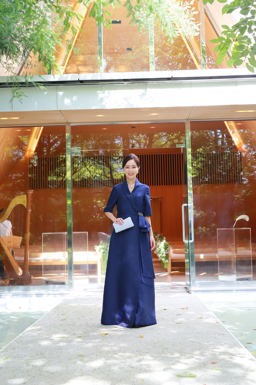 サムネイル： 「きちんとした正統派の装い」を求めるお母様に選ばれる、上質サテンのフォーマルロングドレス