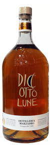Grappa Marzadro 18 lune magnumAn der Nase zeigt sich der rotgoldene bis bernsteinfarbene Premium-Grappa von der lieblichen und intensiven Seite.
Am Gaumen gibt sich der edle Marzadro Grappa Le Diciotto Lune trocken und weich zugleich. Neben den fruchtigen Noten vernimmt man unzählige dezente Nuancen. Diesen Hochgenuss mit Sammelwert gönnt man sich pur in aller Ruhe, denn dies ist eine exklusive Rarität, die voller Raffinesse und Charakter steckt. Besonders ist am Marzadro Grappa Le Diciotto Lune nicht nur die Dauer der Lagerung, sondern auch die Art der Reifung.
Er ruht anderthalb Jahre lang in Fässern mit einem kleinen Fassungsvermögen von nur 500 l, die aus Eiche, Kirschholz, Esche und Robinie gefertigt wurde. Kein Wunder, dass sich das Ergebnis sehen lassen kann.