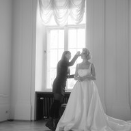 Bridal Styling und Make-up Vorbereitung während einer Editorial Wedding Produktion von Cooper Concepts