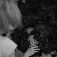 Florale Installation und Setgestaltung für ein modernes Editorial Wedding Design