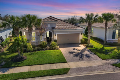 modern-lakewood-ranch-family-home-exterior