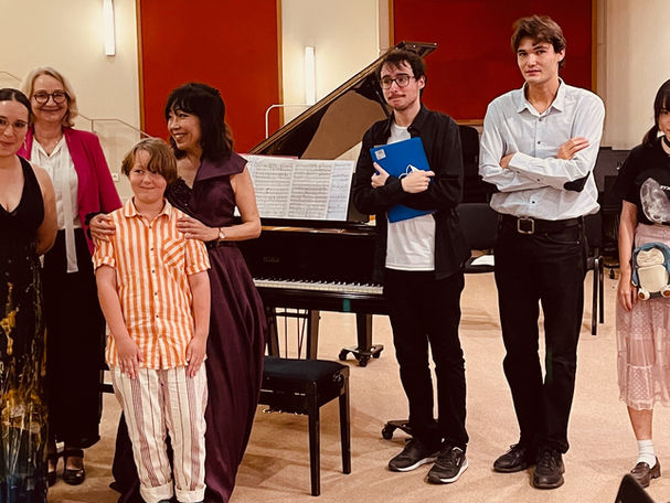 l'École Internationale de Piano est fondée et encadrée par Yumeki OHASHI, pianiste concertiste de renommée internationale, et s'ouvre à tous à Paris en France À PROXIMITÉ DE L'AVENUE DES CHAMPS-ÉLYSÉES, en même temps, s'ouvre sur le monde par des masterclasses et aussi des cours interactifs à distance