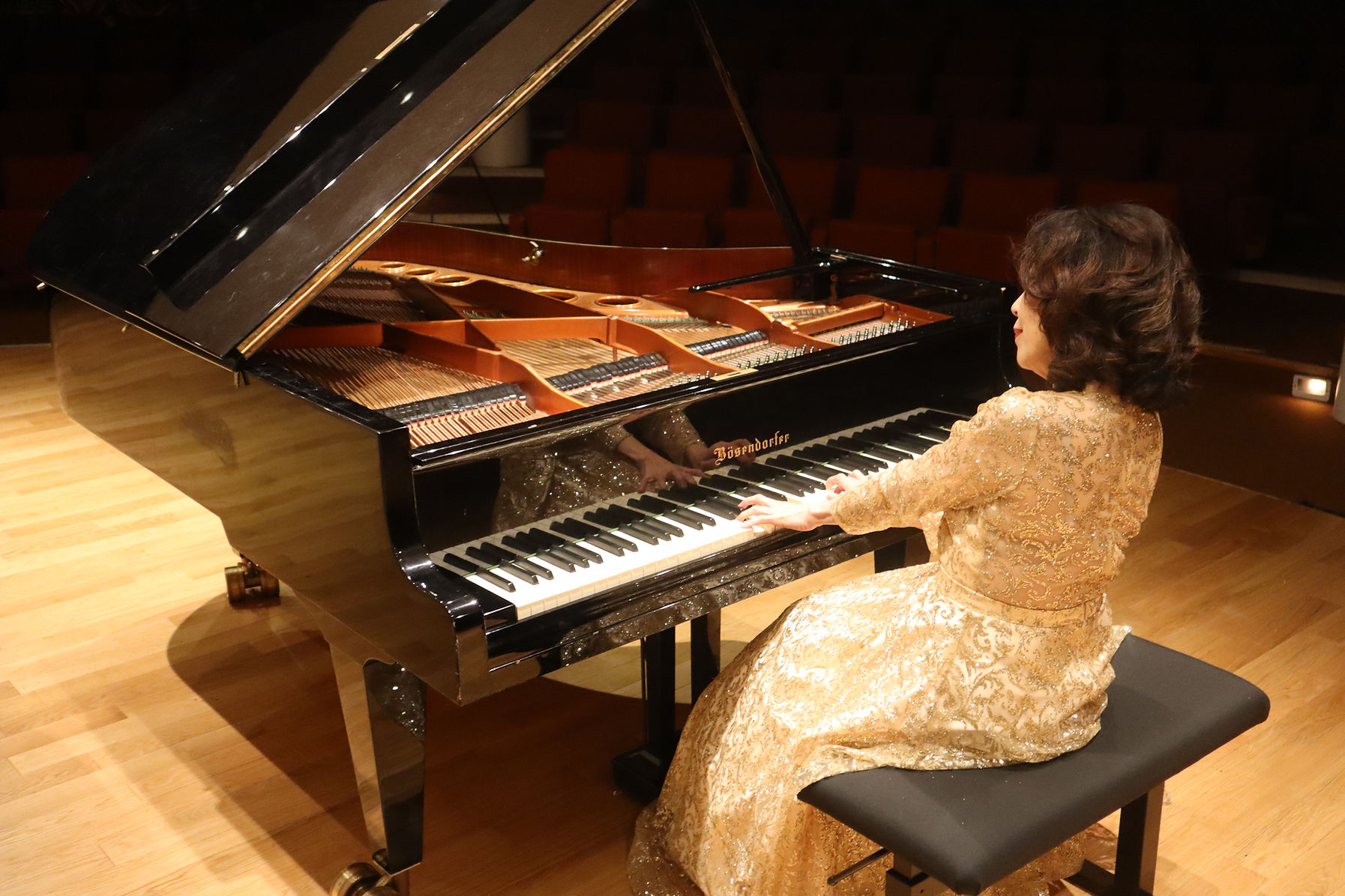 Yumeki Ohashi donnant un cours de piano à Paris.  Élève jouant du piano pendant une masterclass à Paris.  Cours de piano pour enfants avec Yumeki Ohashi.  Leçon de piano en ligne avec Yumeki à Paris.  Séance de piano adulte – Paris.