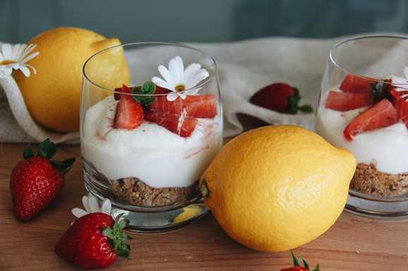 Cheesecake im Glas mit Gewürz-Erdbeeren