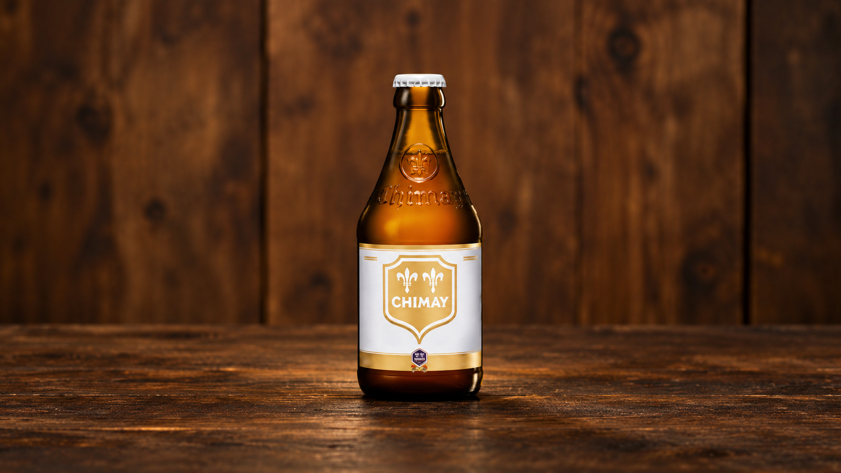 Bouteille de Chimay Blanche, Triple, sur une table en bois