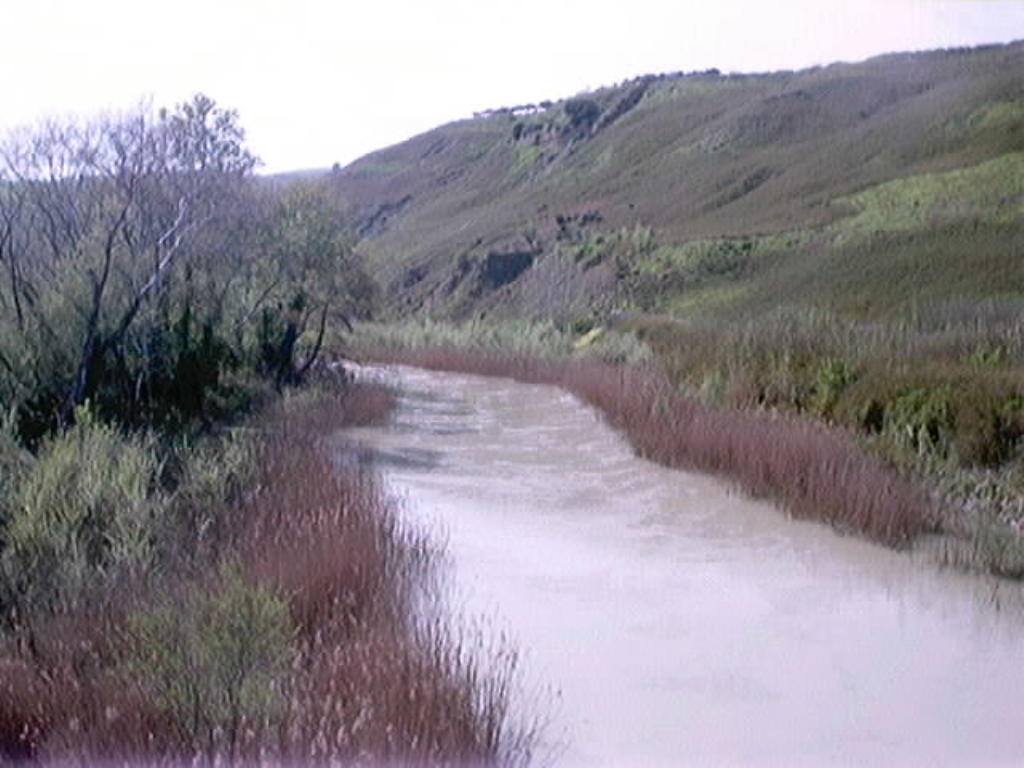 Le fleuve Biferno, dans le Molise, vu vers l’amont depuis un pont de la route nationale SS 647. Seconde image : régions, lieux viticoles et cépages de la maison.