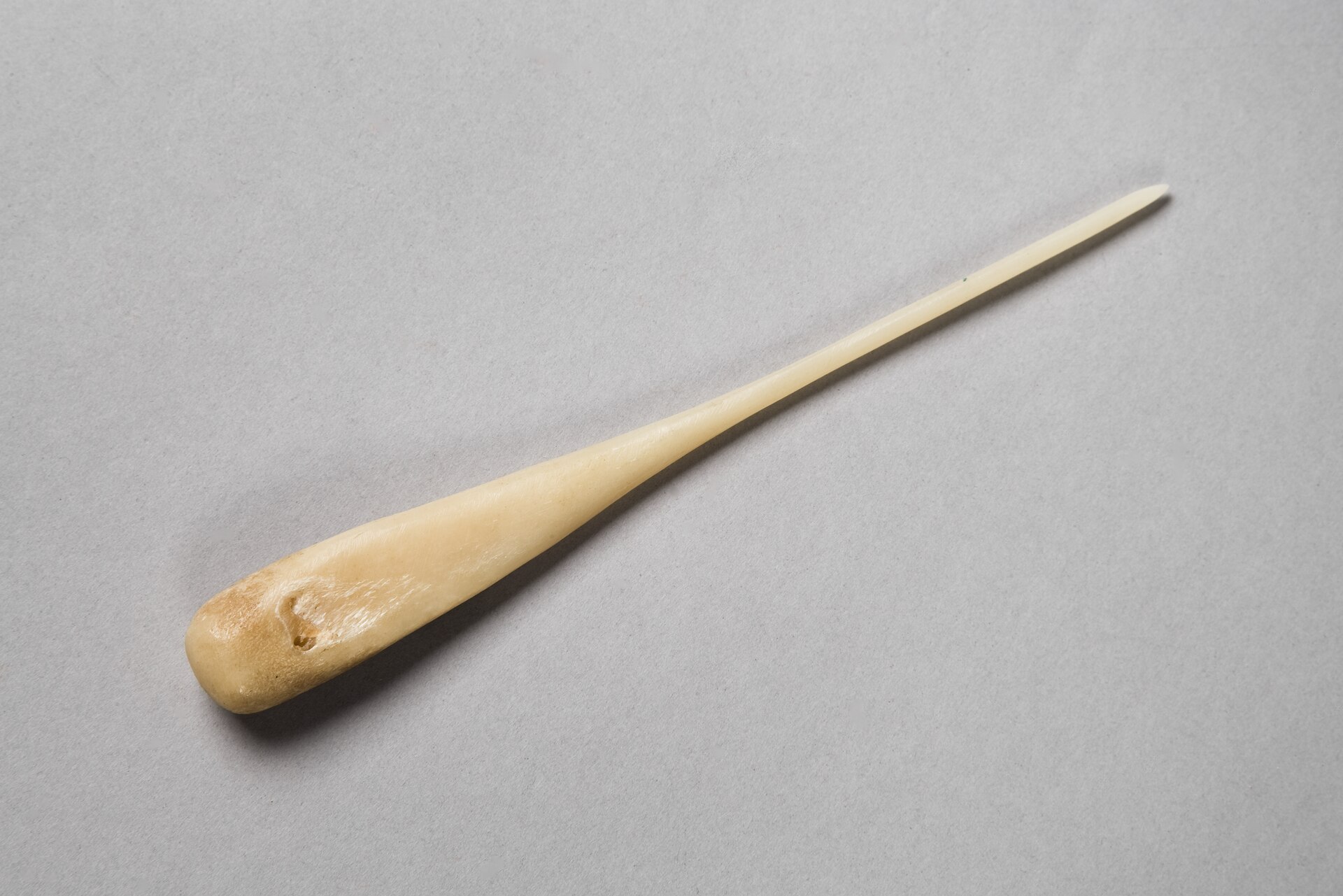 Langhiranoに保存された、ハムのpuntaturaの歴史的な道具。馬の骨で作った、長く尖った針です。