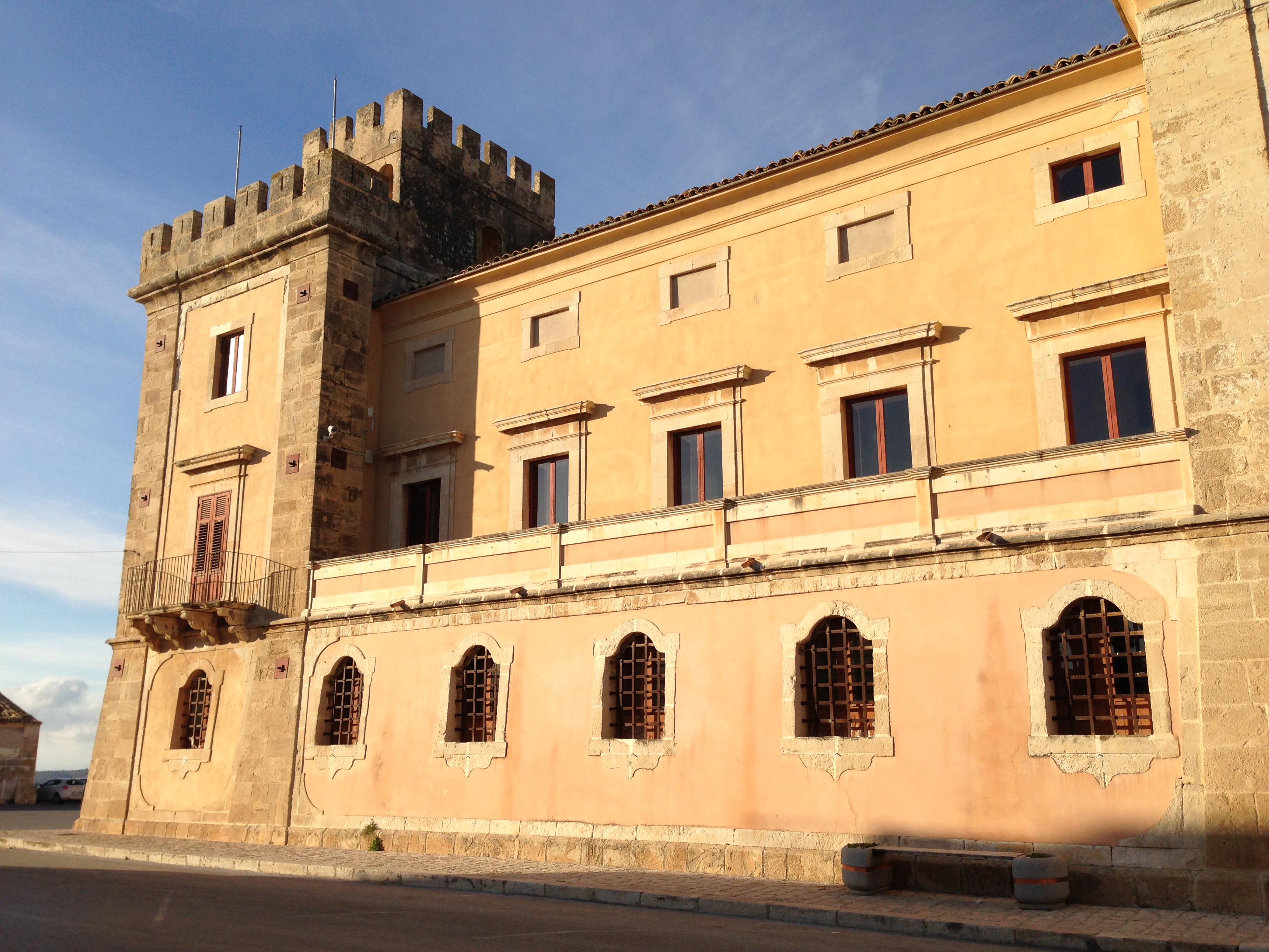 Le château des princes de Biscari à Acate, dans la province de Ragusa, en Sicile. Seconde image : régions, lieux viticoles et cépages de la maison.