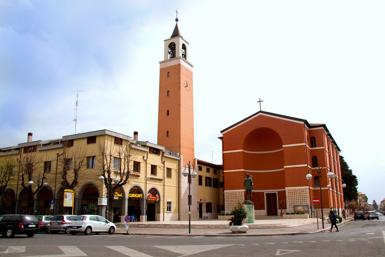 L’église San Michele Arcangelo à Aprilia, dans le Latium, commune d’implantation d’Amor Vitae. Seconde image : régions, lieux viticoles et cépages de la maison.