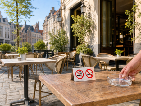 Belgisch caféterras met pictogrammen die roken en vapen vanaf 2027 verbieden