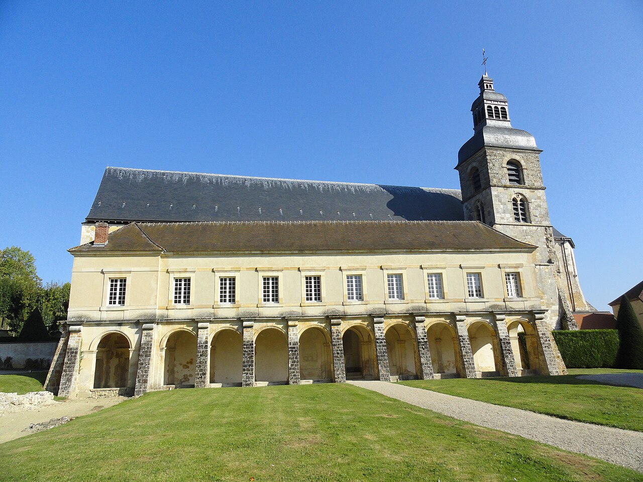 Ancienne abbaye d’Hautvillers : cloître et église abbatiale, dans la Marne, en Champagne. Seconde image : régions, lieux viticoles et cépages de la maison.