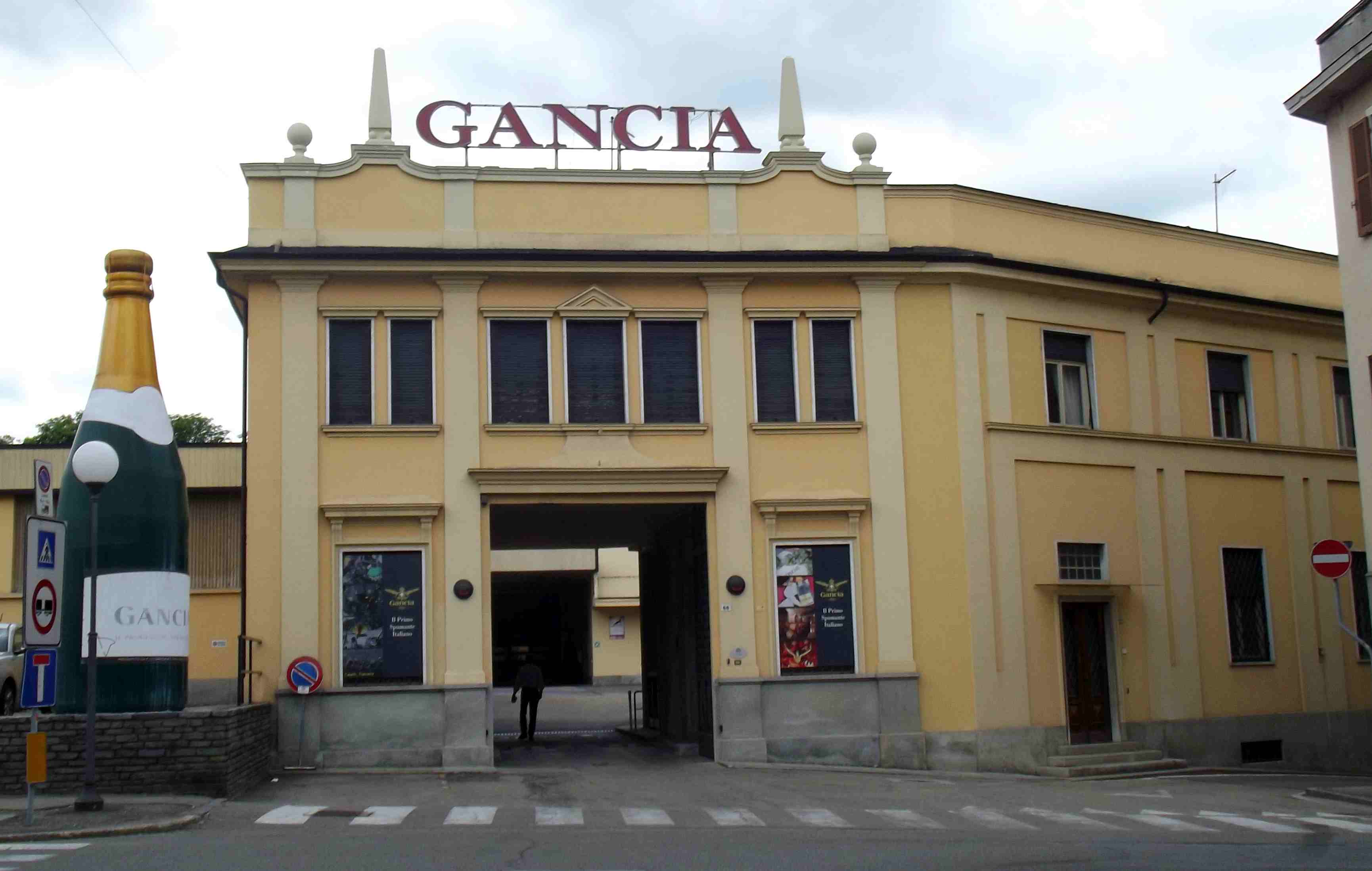 L’établissement historique de Gancia à Canelli, dans le Piémont — F Ceragioli, Wikimedia Commons, CC BY-SA 3.0. Seconde image : régions, lieux viticoles et cépages de la maison.