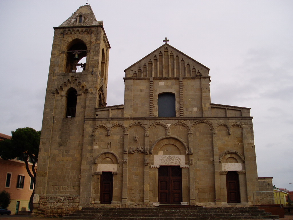 La façade de San Pantaleo, ancienne cathédrale de Dolianova, en Sardaigne. Seconde image : régions, lieux viticoles et cépages de la maison.