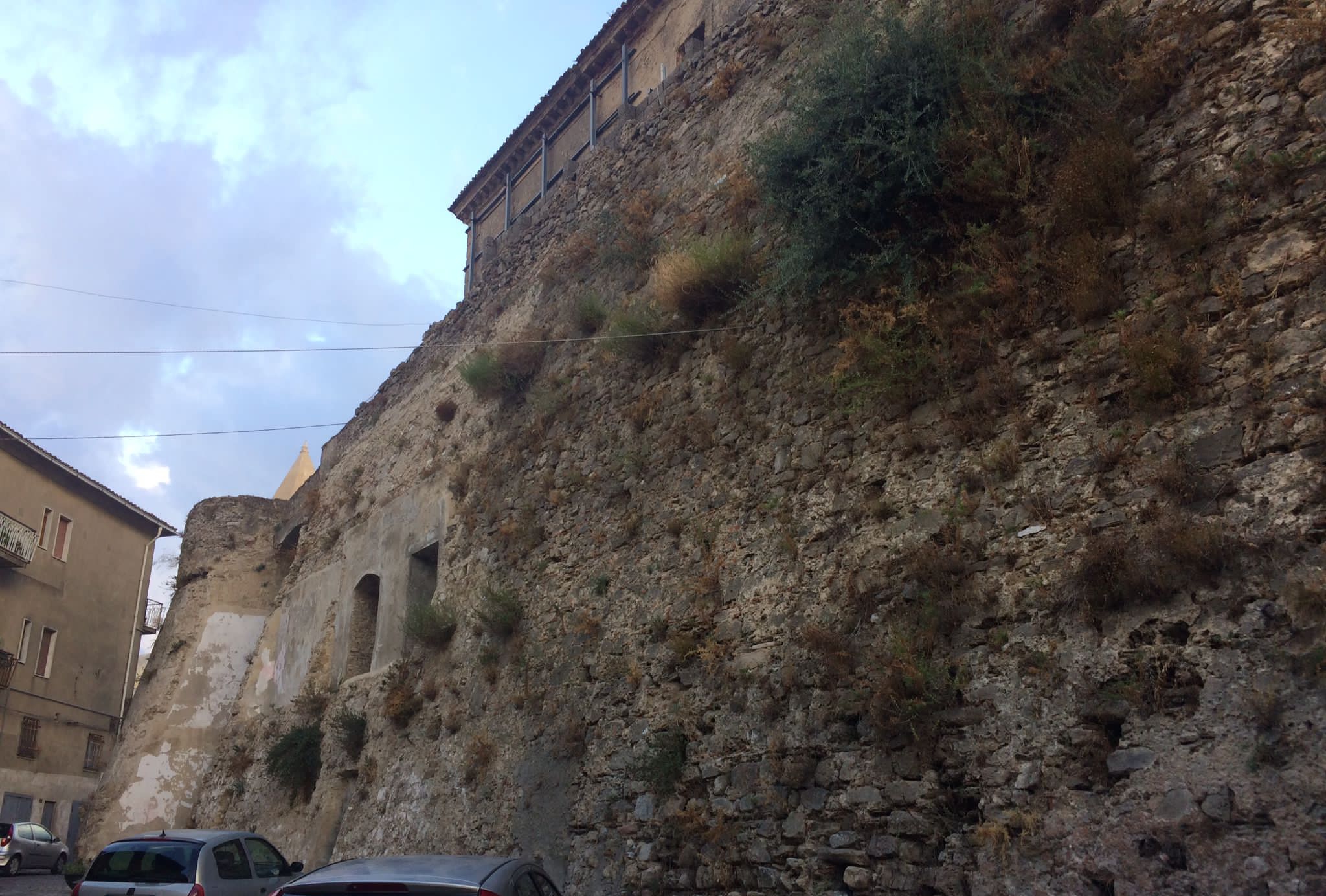 Le château Carafa à Cirò, dans la province de Crotone, en Calabre. Seconde image : régions, lieux viticoles et cépages de la maison.