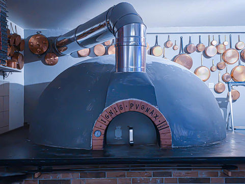 Un four au feu de Bois traditionnel en travaux. 