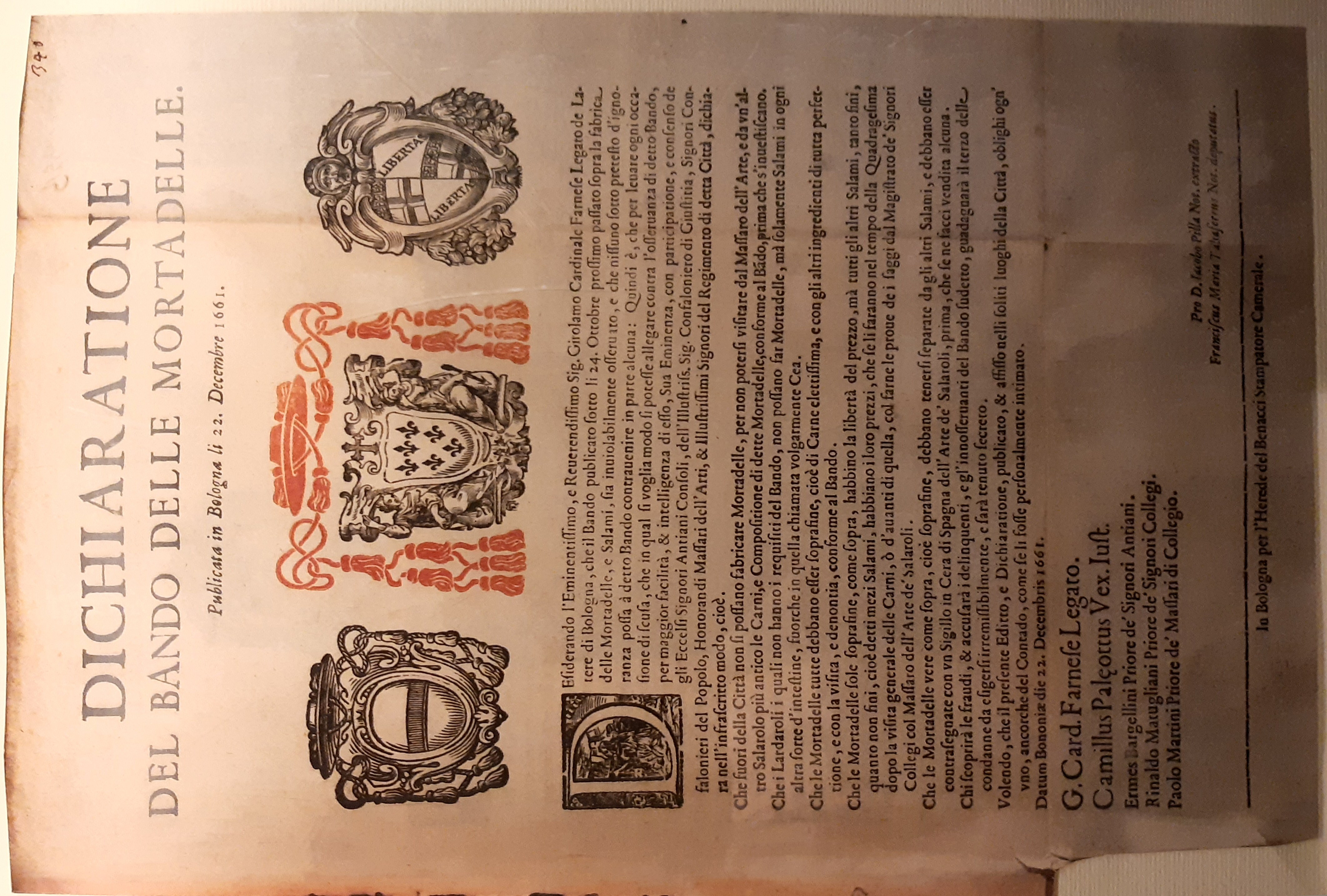 1661年12月22日付の、ボローニャの古い布告『Dichiarazione del Bando delle Mortadelle』。三つの紋章が描かれています。