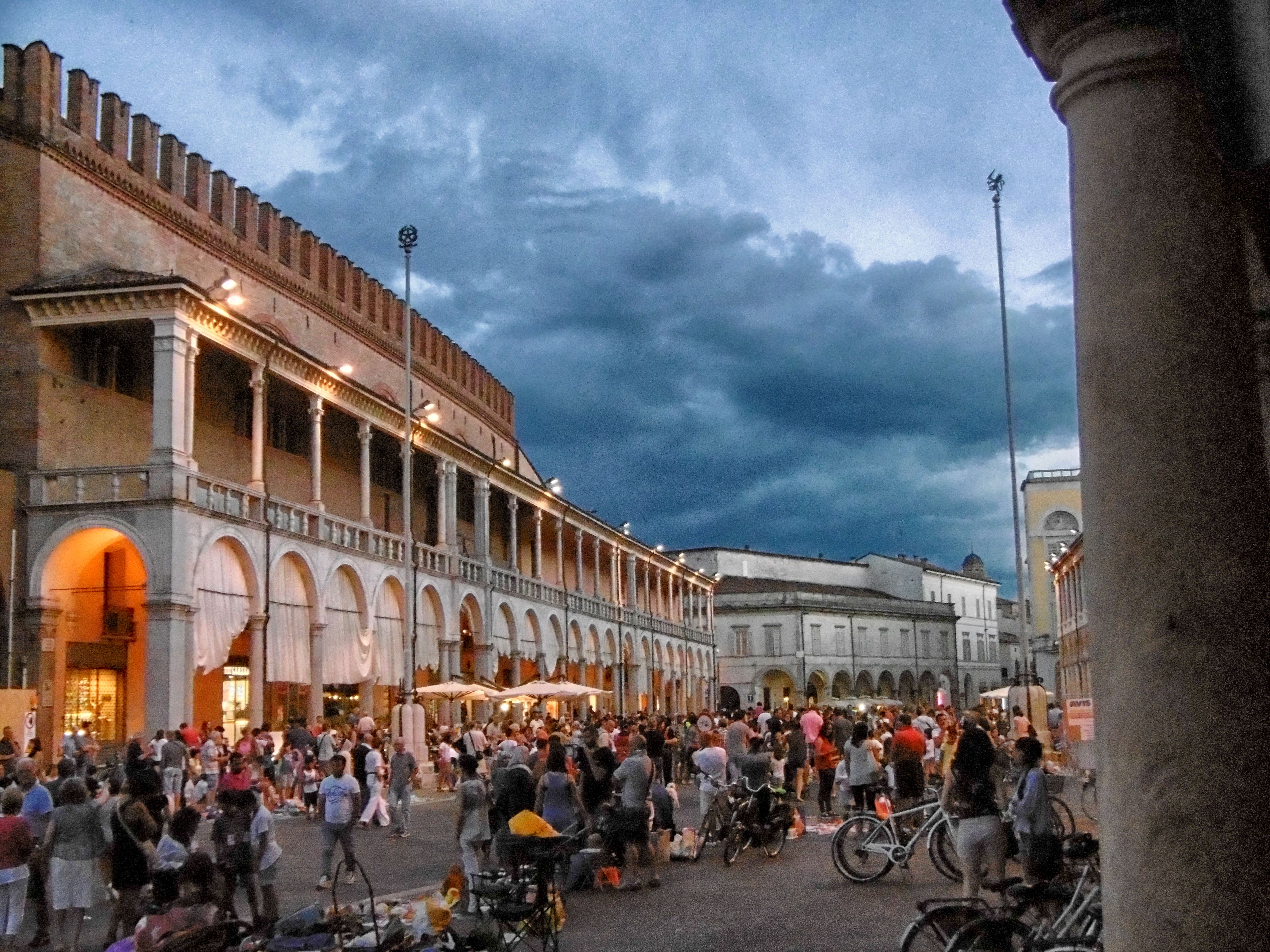 Piazza del Popolo à Faenza, ville où Caviro est née en 1966 — Frenky9659, Wikimedia Commons, CC BY-SA 4.0. Seconde image : régions, lieux viticoles et cépages de la maison.