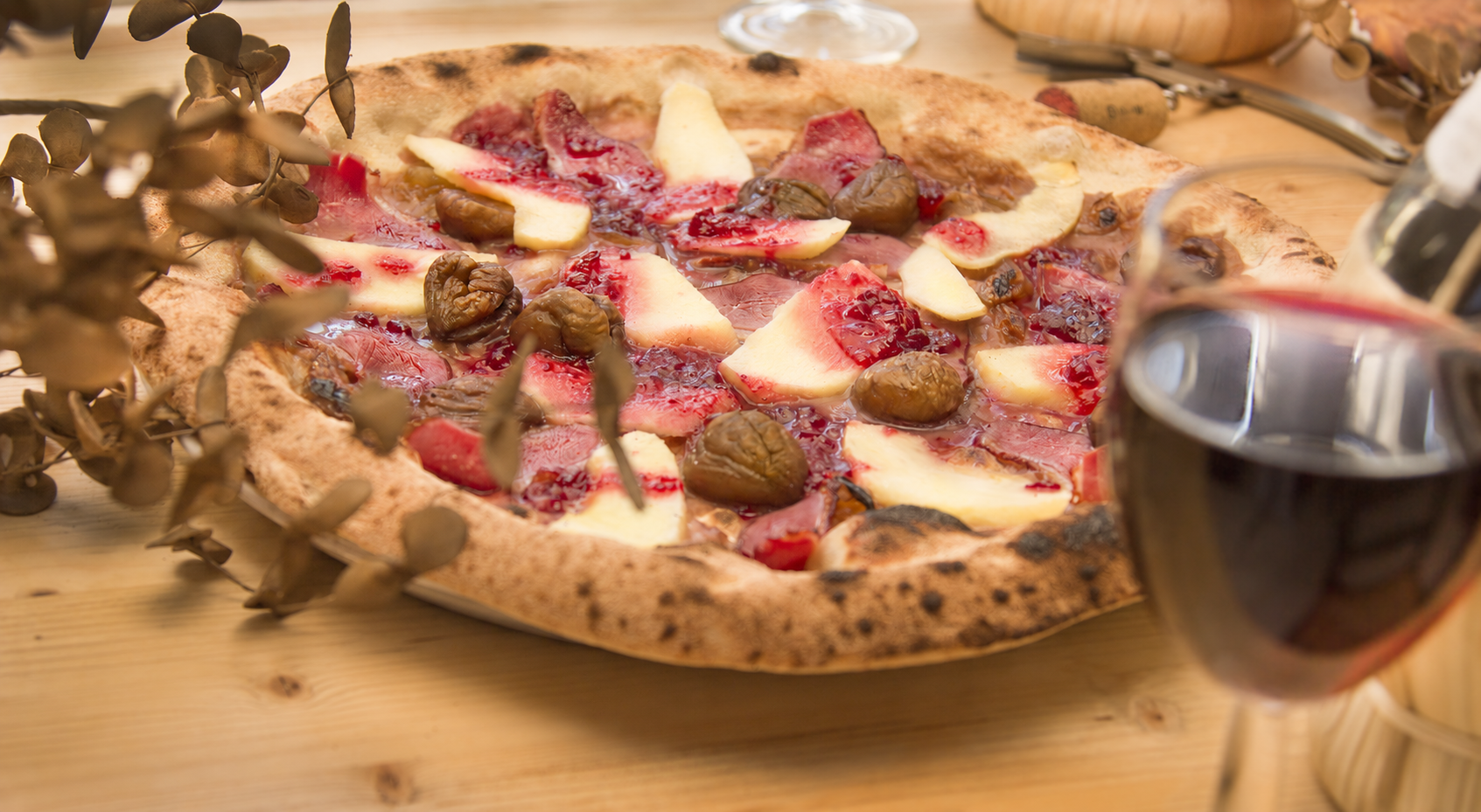 La Cacciatore, pizza au canard, aux fruits rouges, aux pommes et aux châtaignes, créée par Crimi Salvatore à La Bottega Della Pizza en 2015.