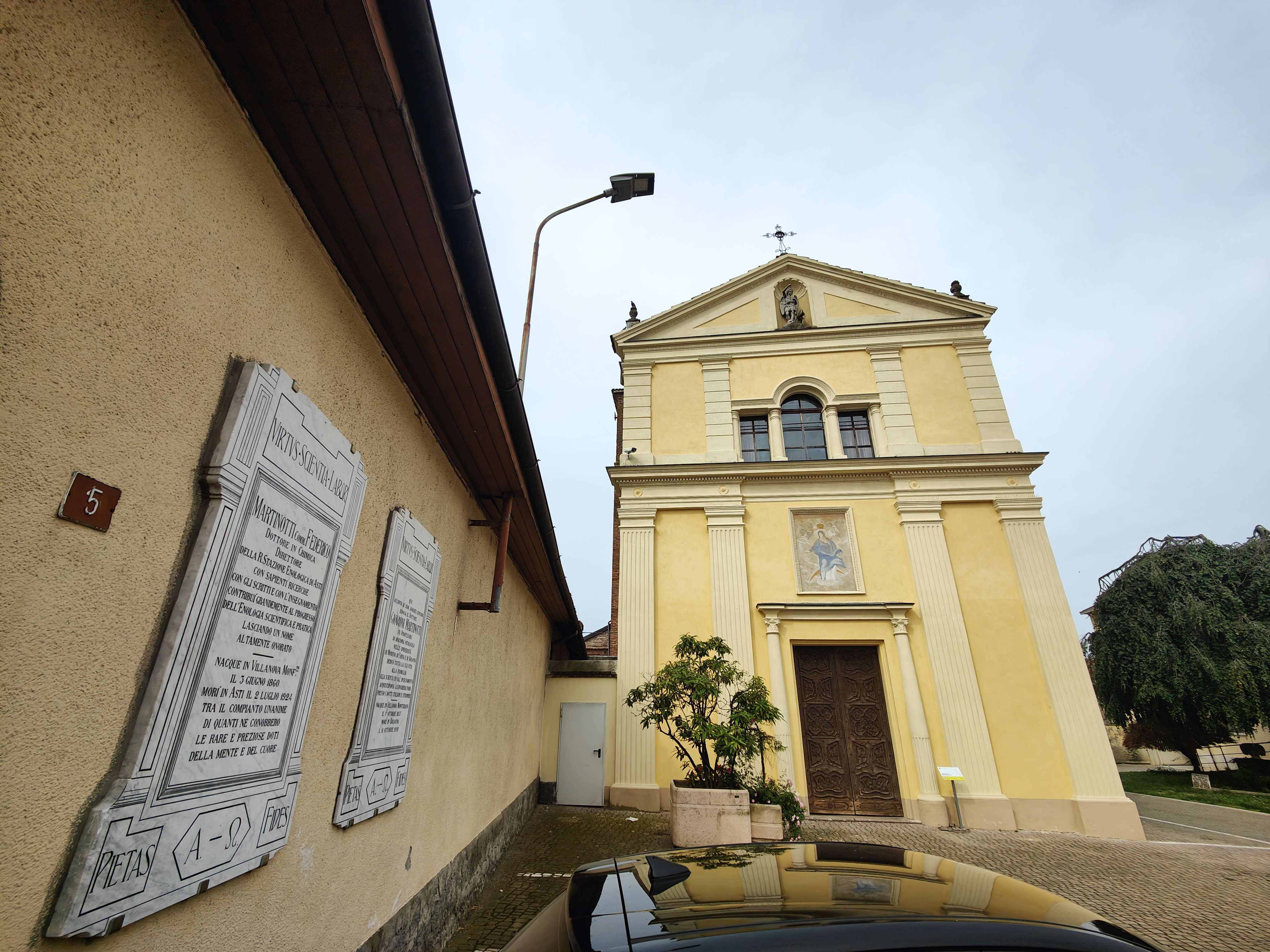 Plaques commémoratives de Giovanni et Federico Martinotti à Villanova Monferrato ; seconde image : chronologie de la vie et des recherches de Federico Martinotti.