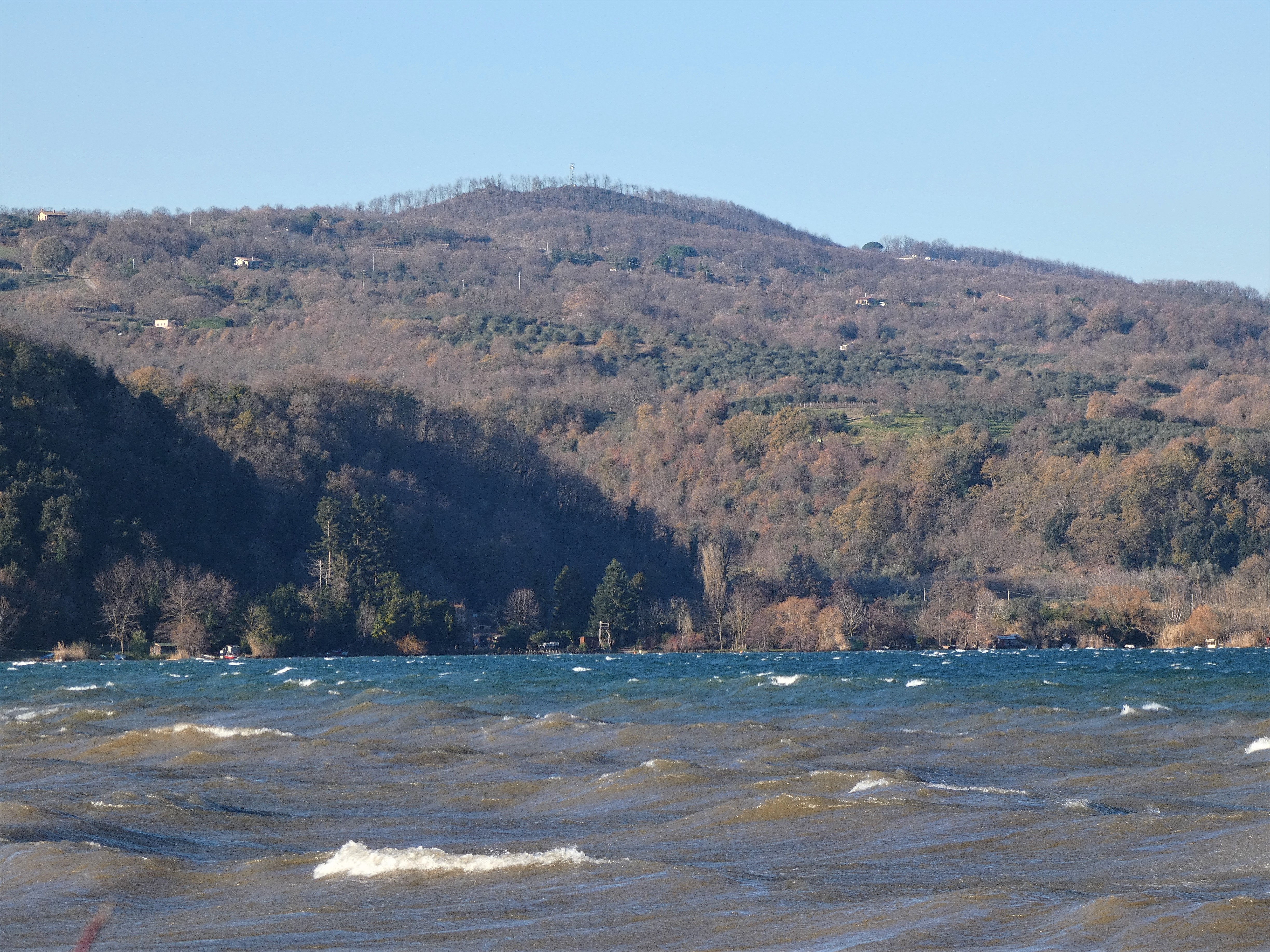 Le lac de Bolsena vu du Passo della Montagnola, sur le territoire de Gradoli. Paysage régional environnant Villa Caviciana. Seconde image : régions, lieux viticoles et cépages de la maison.