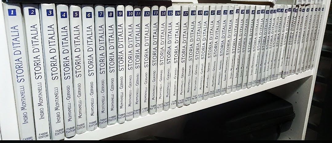 Collection Storia d’Italia de Crimi Salvatore : les volumes de Montanelli, Gervaso et Cervi, édition Fabbri, aujourd’hui exposés à La Corte Segreta.