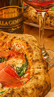 Nouvelle pizza aux épinards frais poêlés, oignons caramélisés et jambon cru coupé minute, servie à La Corte Segreta à Casteau, accompagnée de vin italien Villa Gemma et prosecco, dans une ambiance chaleureuse près de Soignies, Maisières, Lens et Mons