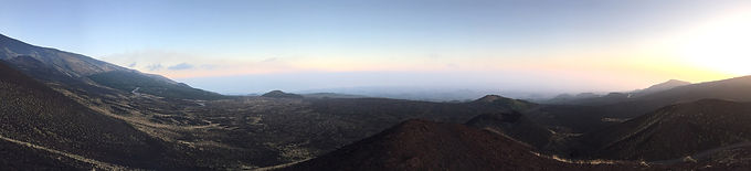 Panorama depuis l’Etna vers la région de Catane au coucher du soleil
