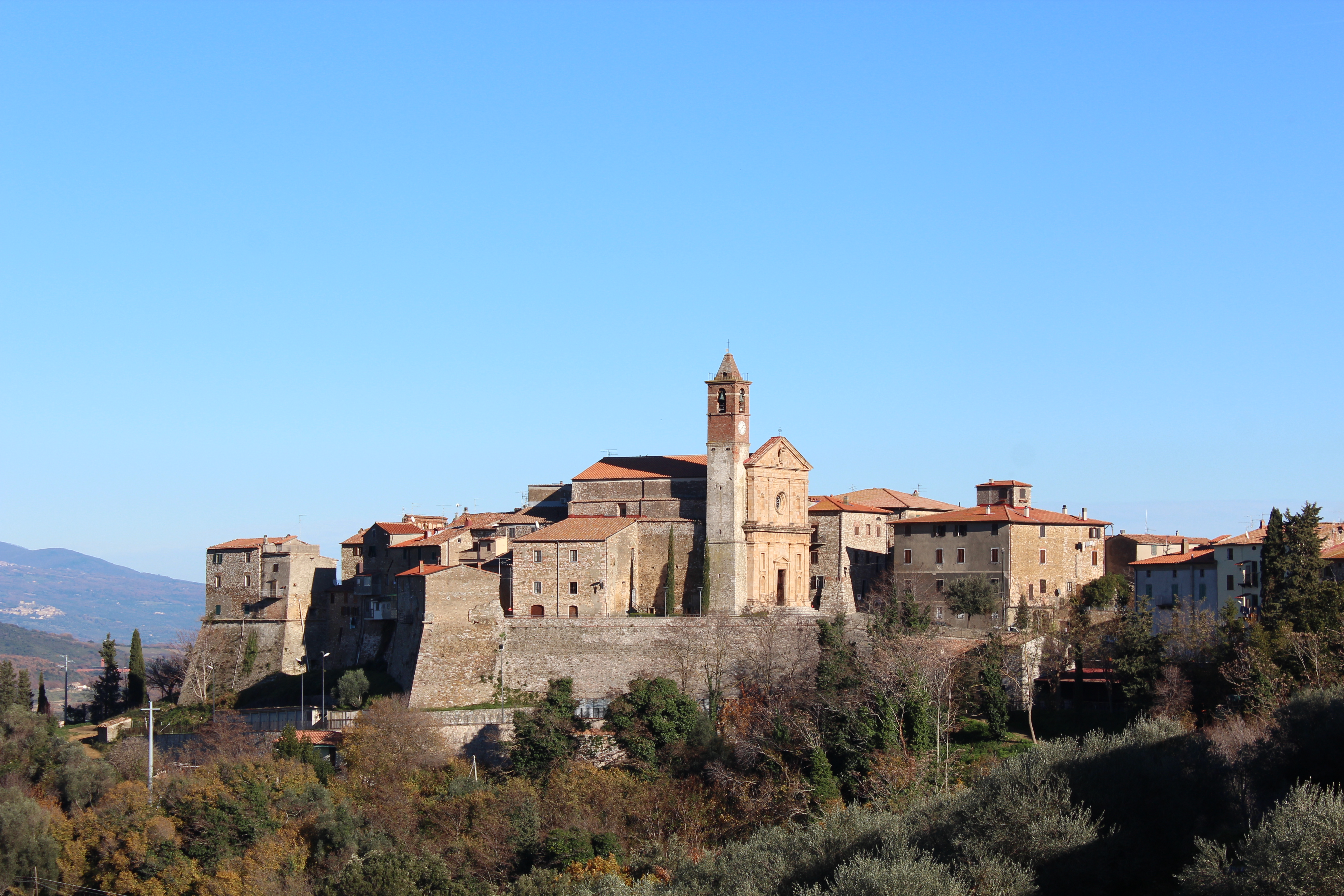 Caldana, dans la commune de Gavorrano, en Maremme toscane. Paysage du territoire où se situe Tenuta Moraia. Seconde image : régions, lieux viticoles et cépages de la maison.