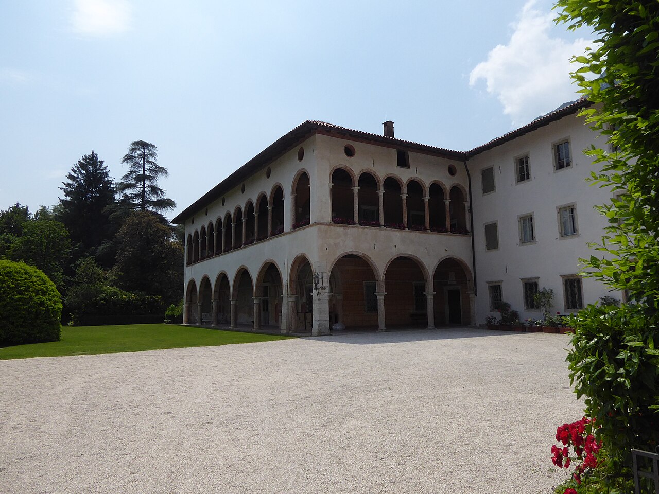 Villa Margon, à Trento, dans le patrimoine de la famille Lunelli — Syrio, 2021, Wikimedia Commons, CC BY-SA 4.0. Seconde image : régions, lieux viticoles et cépages de la maison.
