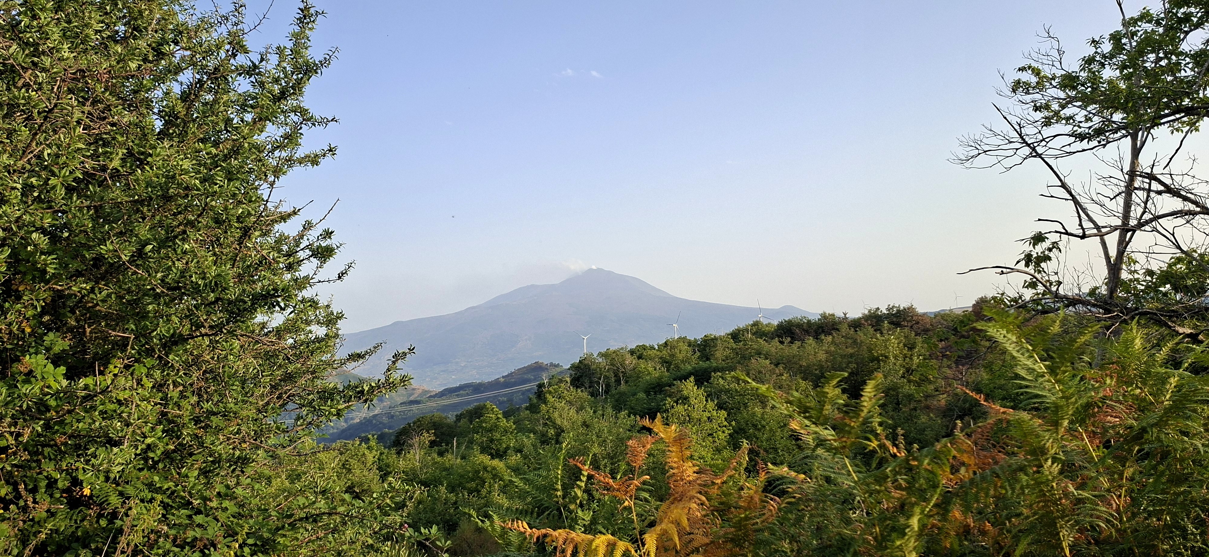 L’Etna au coucher du soleil, vu depuis l’entrée de Floresta, en Sicile. Un paysage régional pour évoquer la dimension volcanique de Firriato. Seconde image : régions, lieux viticoles et cépages de la maison.