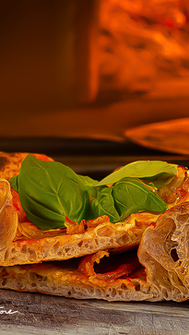 Pizza artisanale à pâte alvéolée cuite au feu de bois à La Corte Segreta à Casteau, démonstration de fermentation maîtrisée et panification italienne traditionnelle, pizzeria près de Soignies, Maisières, Lens et Mons