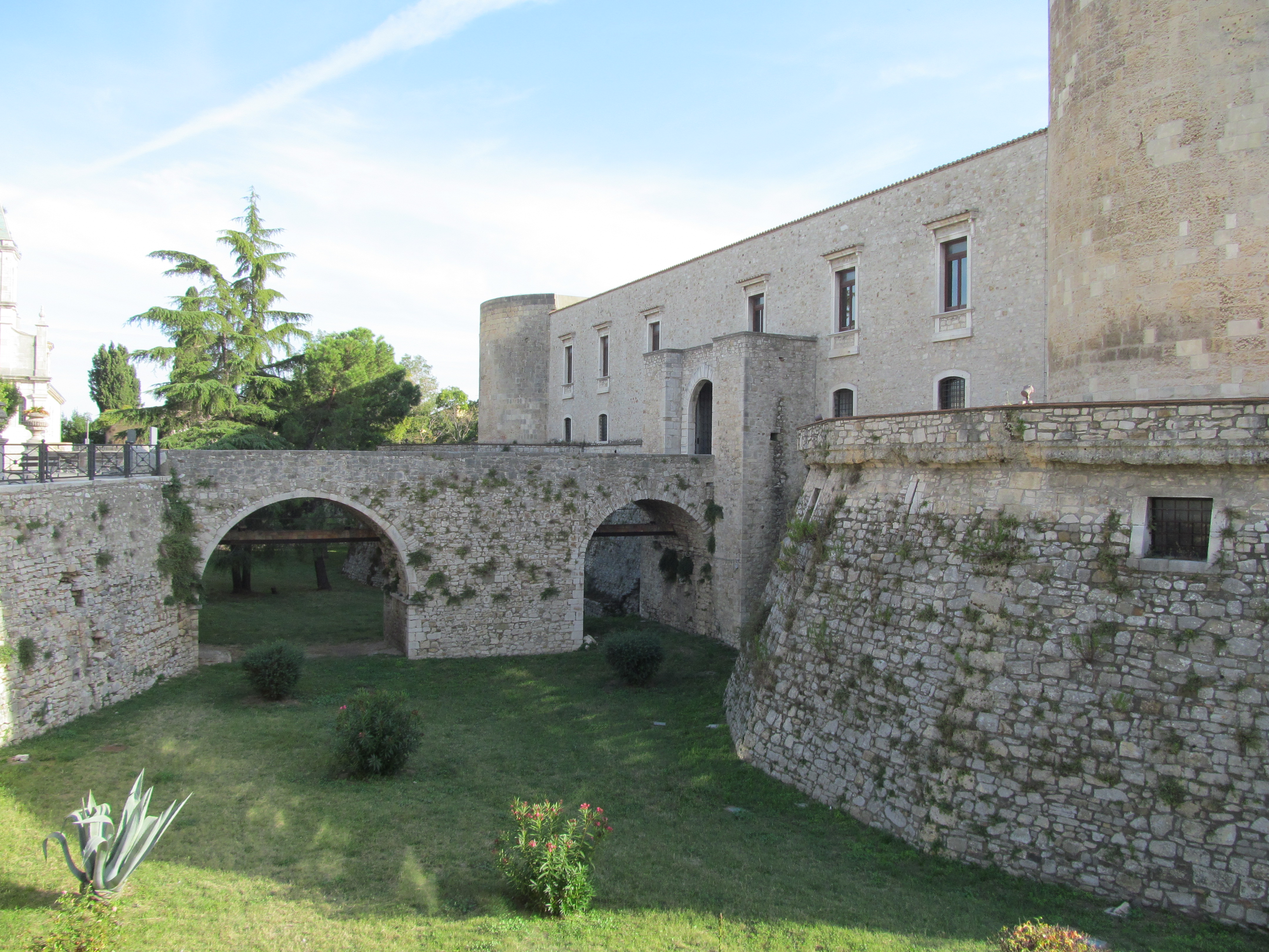 Le château aragonais de Venosa, en Basilicate, ville de la Cantina di Venosa. Seconde image : régions, lieux viticoles et cépages de la maison.