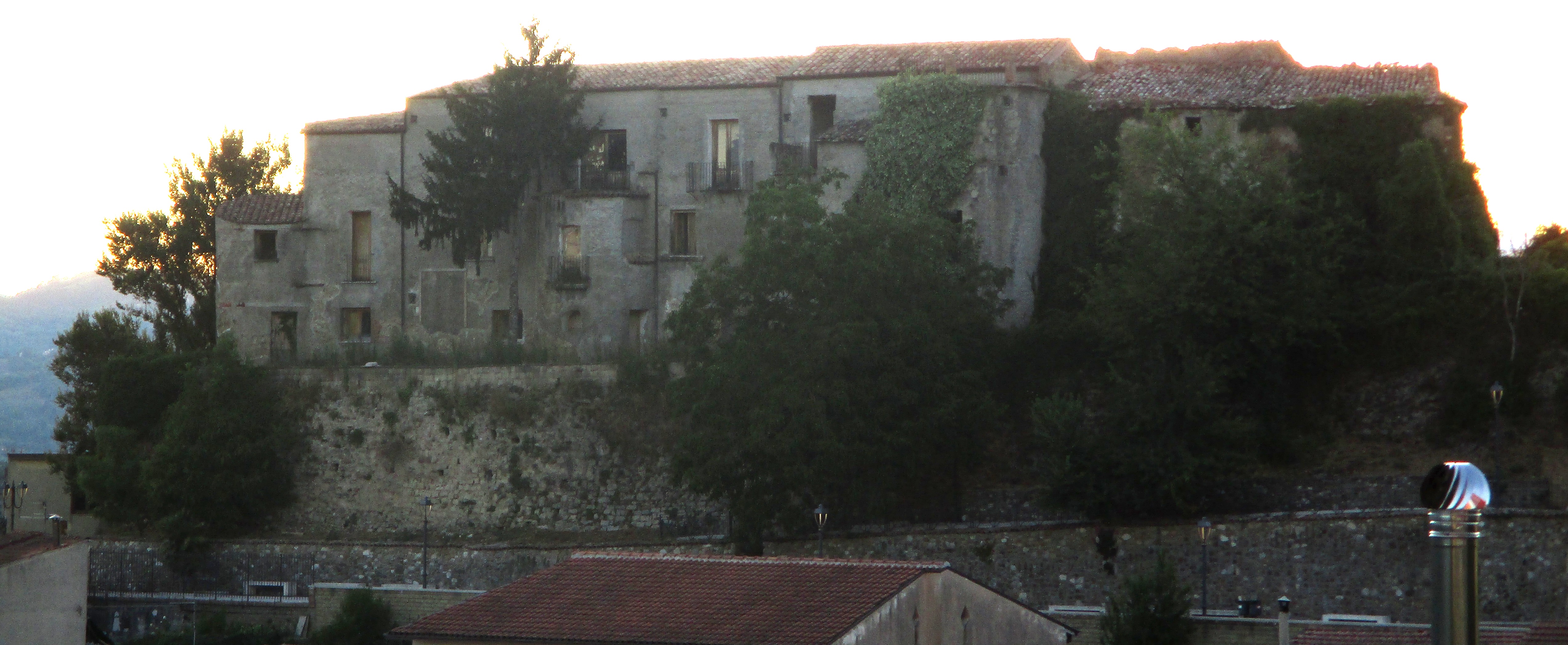 Le château de Tufo, en Irpinia, dans la province d’Avellino. Le village auquel s’attache l’histoire de Terre d’Aione. Seconde image : régions, lieux viticoles et cépages de la maison.