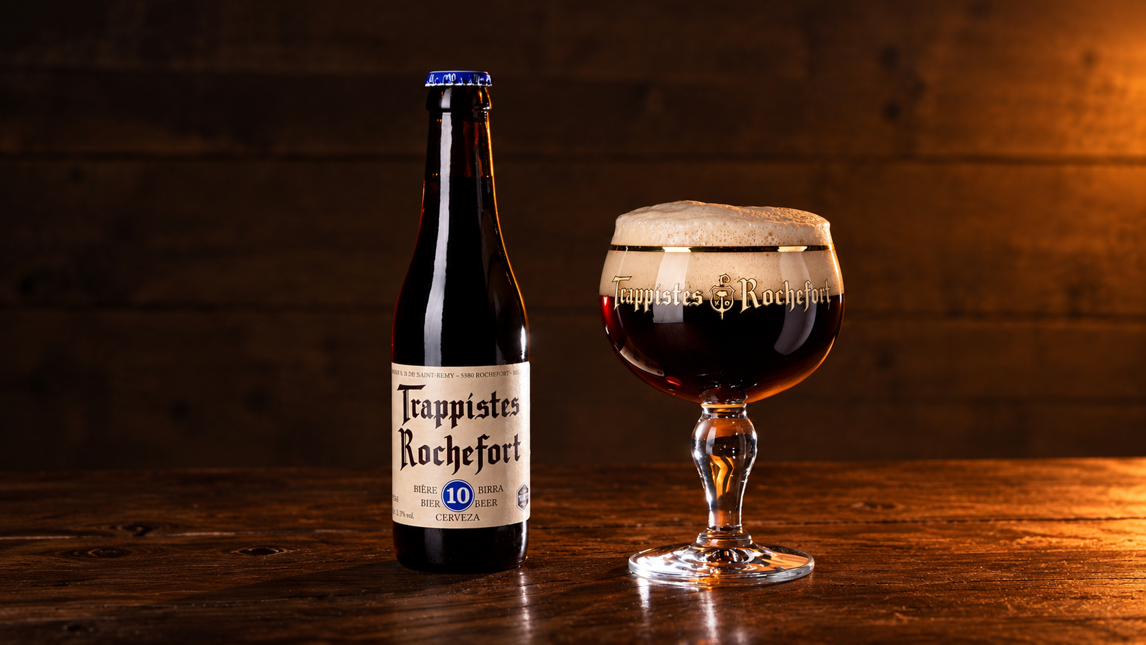 Bouteille de Rochefort 10 et son verre sur une table en bois