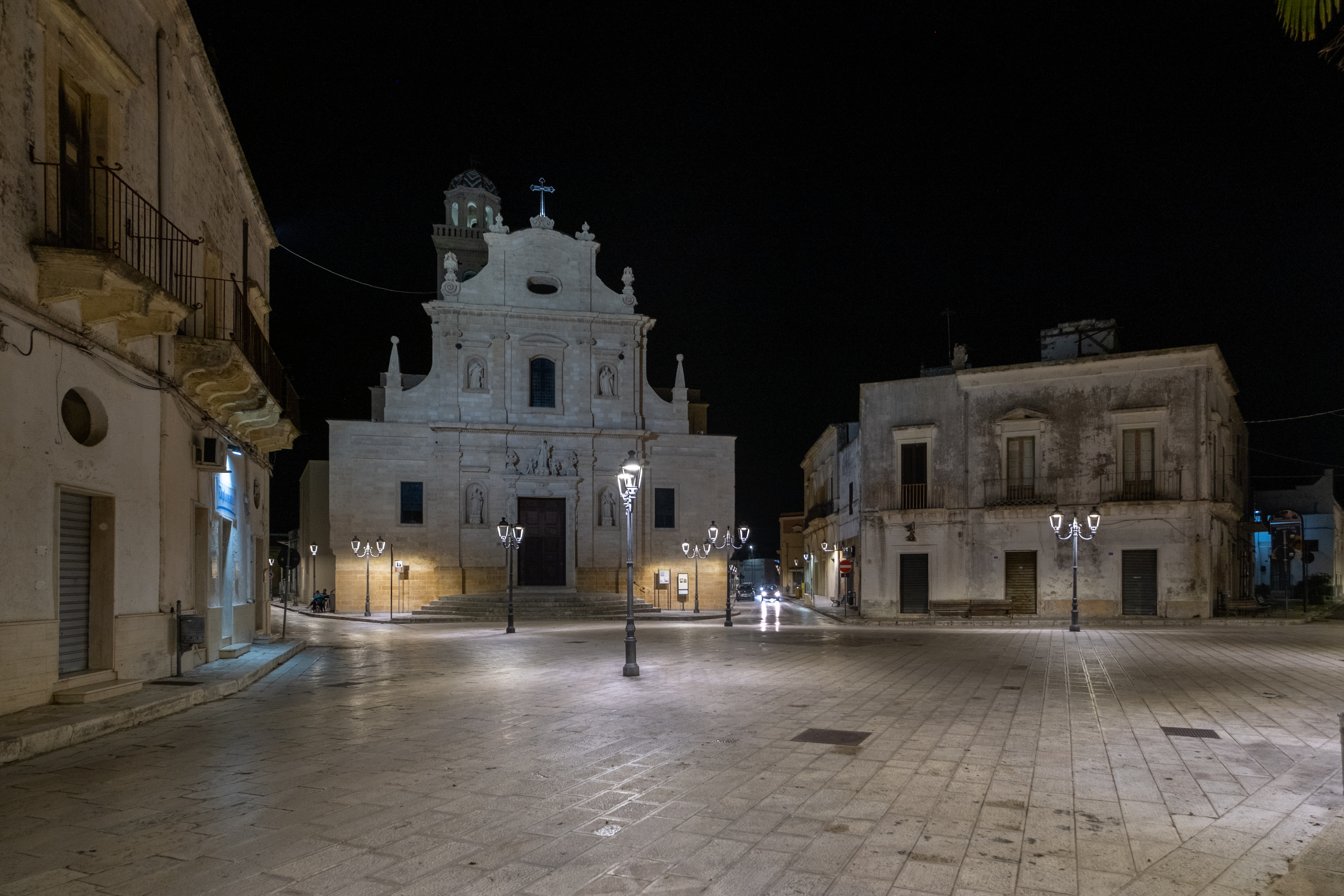 Salice Salentino, Pouilles : l’église Santa Maria Assunta, dans la ville où se trouve la cave historique Leone de Castris. Seconde image : régions, lieux viticoles et cépages de la maison.