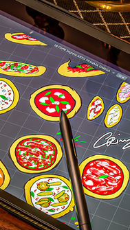 Dessin numérique de pizzas artisanales sur tablette graphique pour le menu de La Corte Segreta à Casteau, illustrations faites à la main pour la Carta delle Pizze, interface digitale moderne mêlant tradition et innovation près de Soignies, Maisières, Lens et Mons