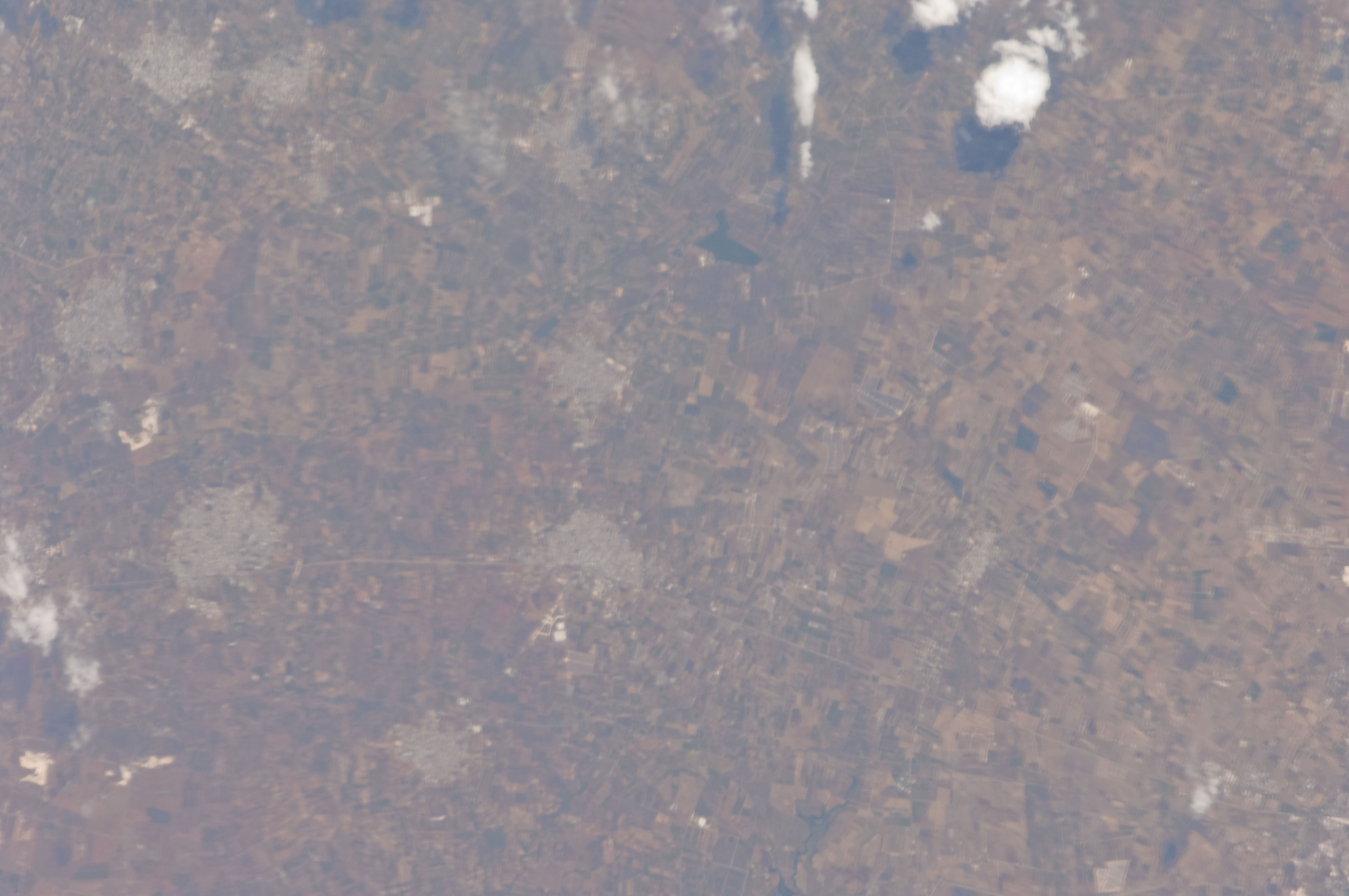 Le Salento et la côte adriatique vus depuis la Station spatiale internationale, le 2 juillet 2011 — NASA / Johnson Space Center, Wikimedia Commons, domaine public. Vue régionale, sans identification des parcelles de Tormaresca. Seconde image : régions, lieux viticoles et cépages de la maison.