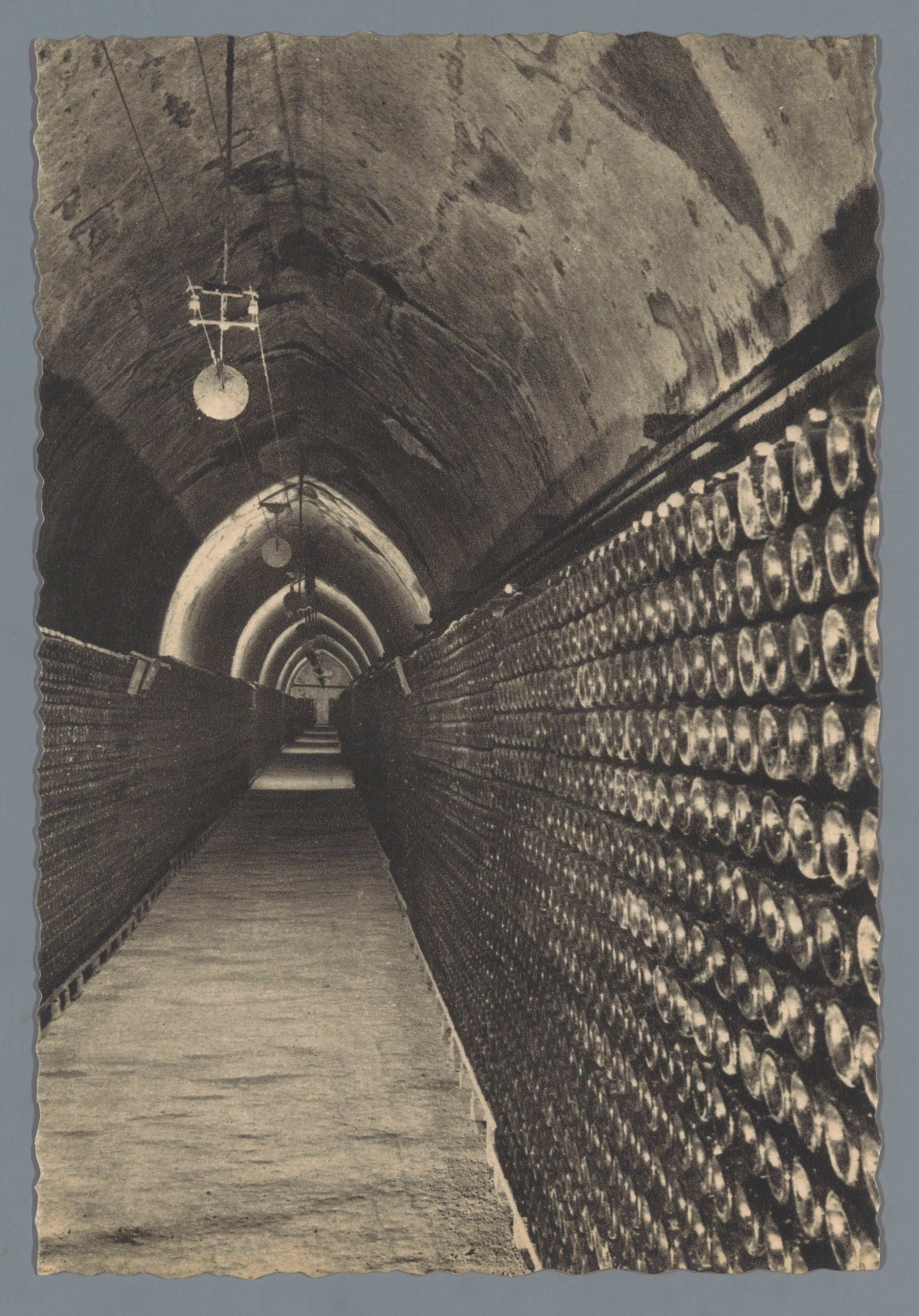 Illustration historique de bouteilles de Champagne élevées sur lattes dans les caves Pommery à Reims. Carte postale du Rijksmuseum.