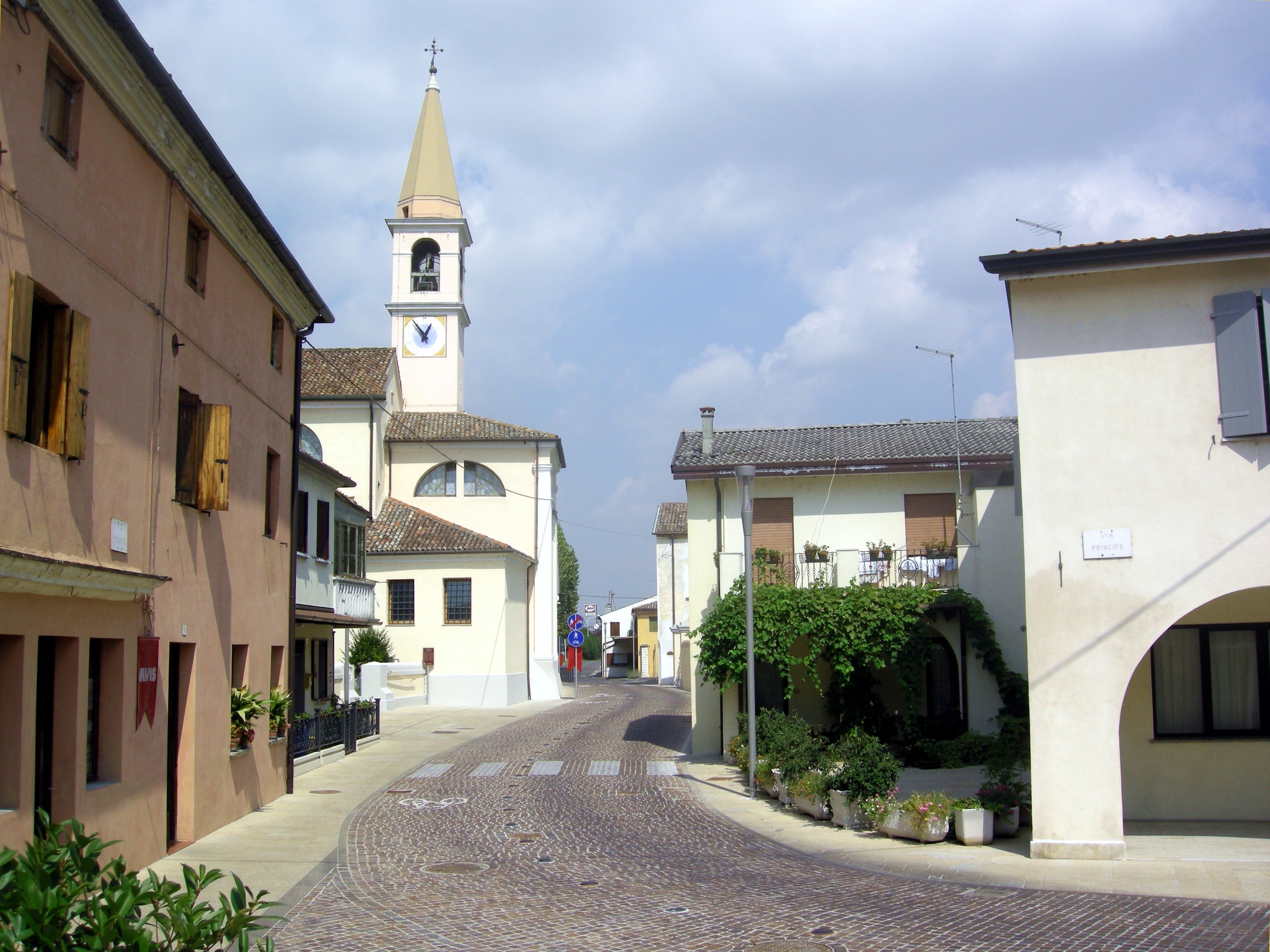 Musestre, sur le territoire de Roncade, où se trouve 47 Anno Domini — Cervellin, Wikimedia Commons, CC BY-SA 3.0. Seconde image : régions, lieux viticoles et cépages de la maison.