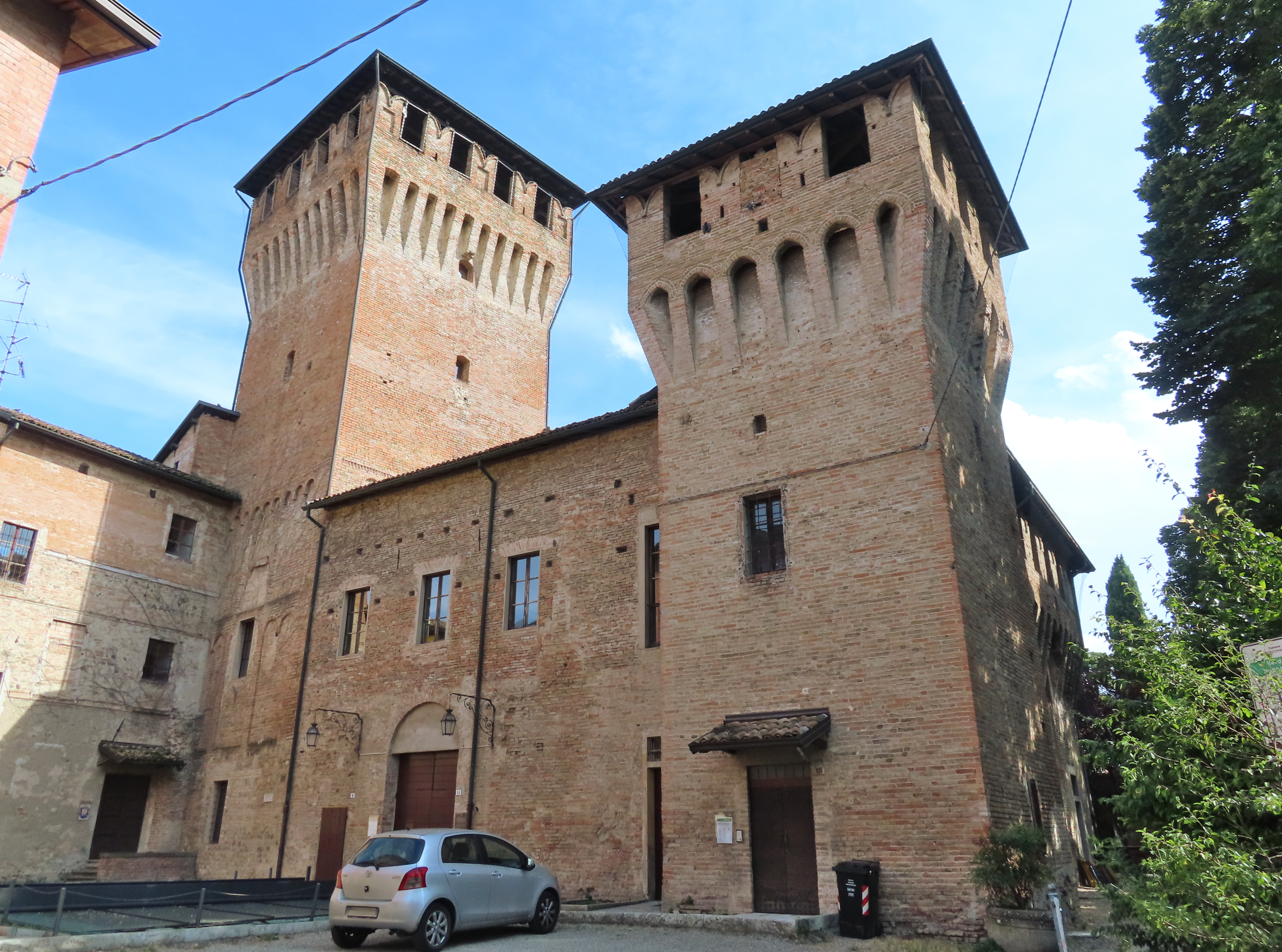 Le château de Montecchio Emilia, commune où se trouve La Rampata, berceau de Concerto — Parma1983, Wikimedia Commons, CC BY-SA 4.0. Seconde image : régions, lieux viticoles et cépages de la maison.