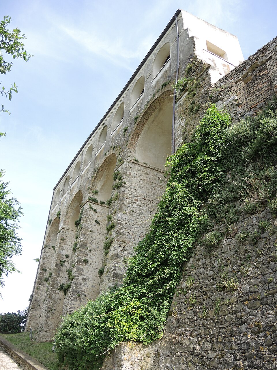 Le château De Sterlich-Aliprandi à Nocciano, province de Pescara. Un repère du village où se trouve la cave Nestore Bosco. Seconde image : régions, lieux viticoles et cépages de la maison.